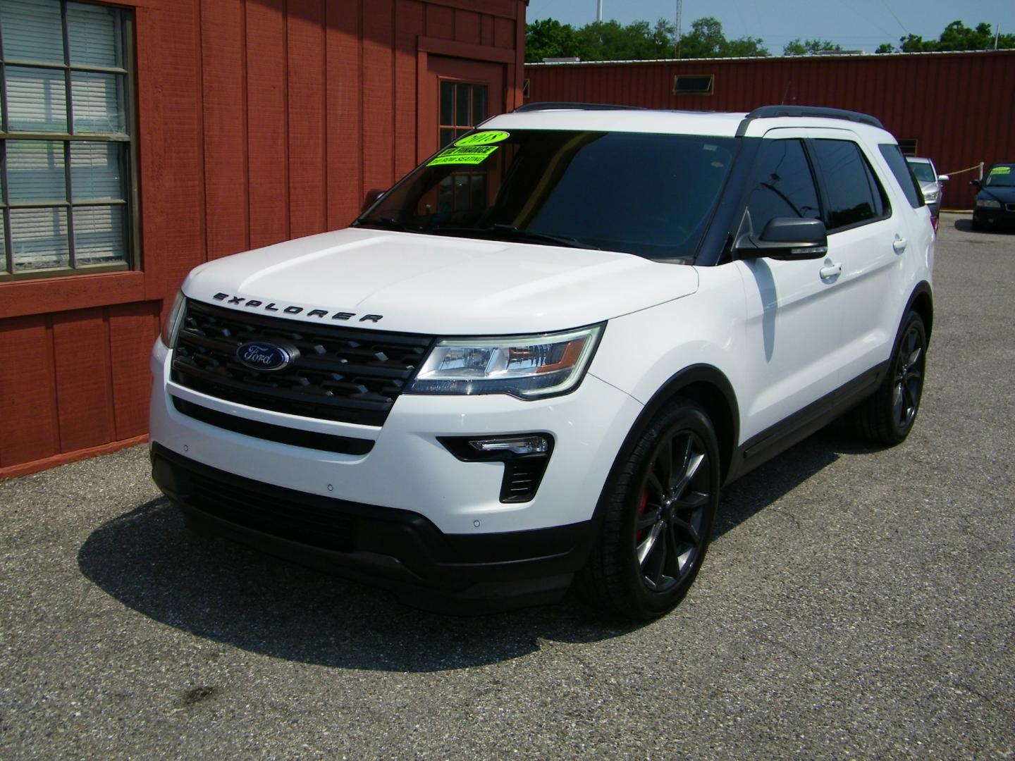 2018 White /Black Ford Explorer XLT FWD (1FM5K7D85JG) with an 3.5L V6 DOHC 24V engine, 6A transmission, located at 4000 Bee Ridge Road, Sarasota, FL, 34233, (941) 926-0300, 27.298664, -82.489151 - Photo#0